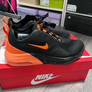 Women’s size 9 Nike air max motion 2